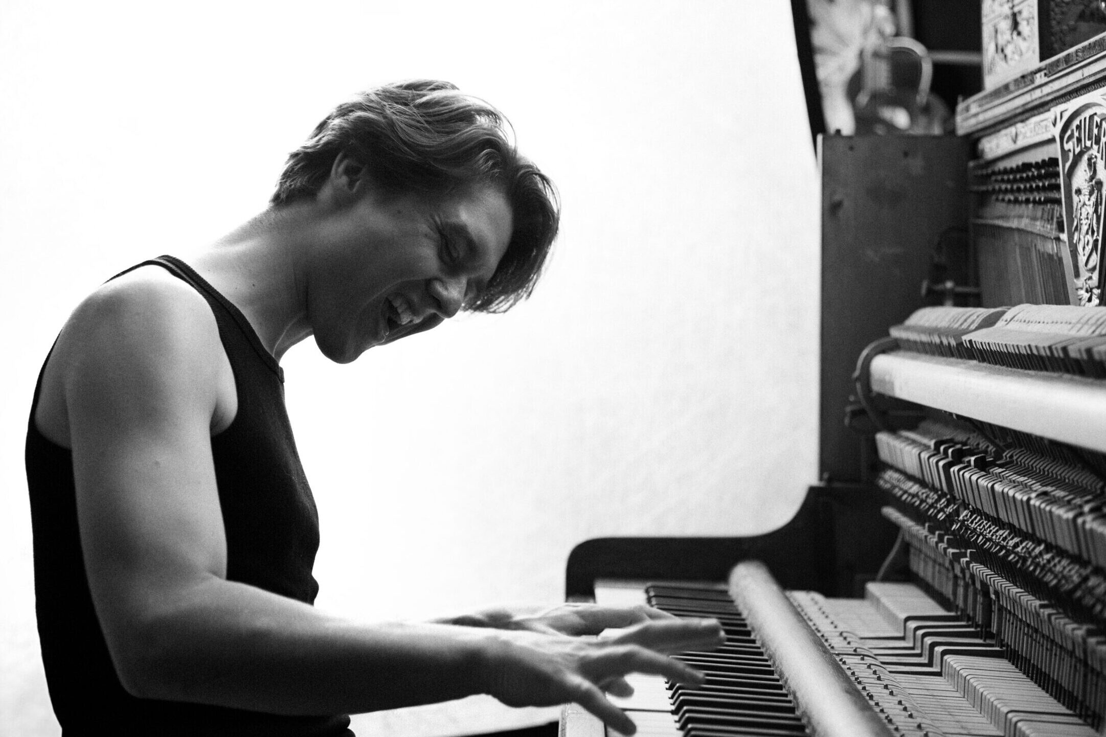 Picture of Sem playing the piano in black and white.